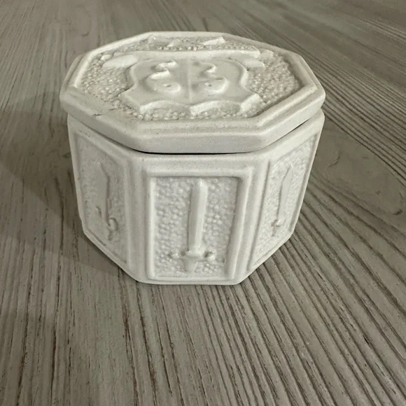Jonathan Adler White Ceramic Box - Picture 4 of 9